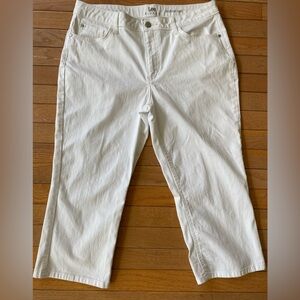 NWOT Lee Riders mid rise Capri white Jeans